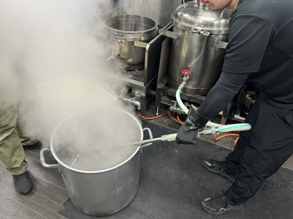 業務用圧力寸胴でラーメンスープの調理時間を半分以下に短縮
